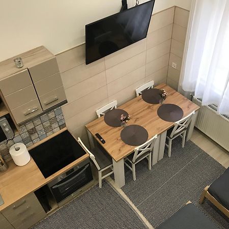 Mora Apartman 2 Kiskunfelegyhaza Exterior photo